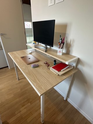 Scrivania con ripiano legno e metallo