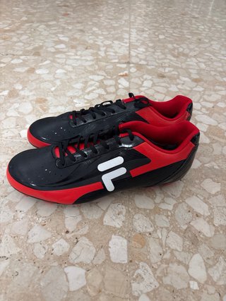 Botines de fútbol Fila negros y rojos