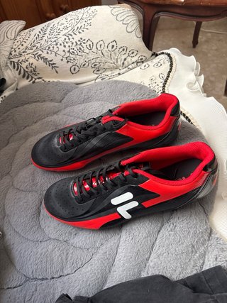 Botines de fútbol Fila negros y rojos