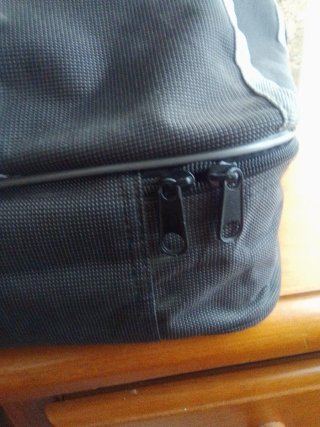 Bolso de viaje gris y beige