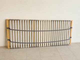 Somier de láminas con marco de madera.