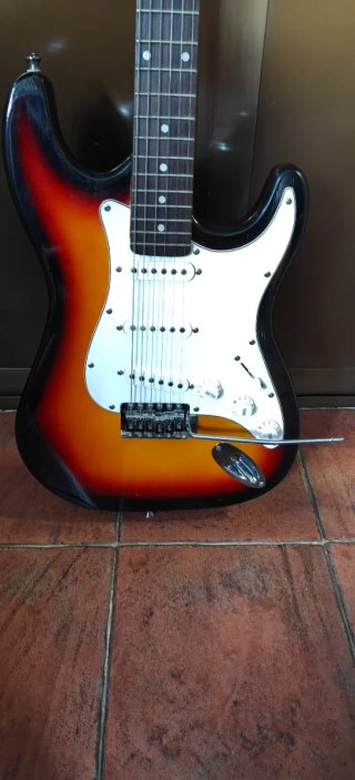 Guitarra Eléctrica Stratocaster Sunburst