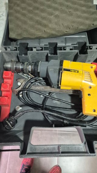 Taladro percutor amarillo con cable