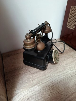 Teléfono antiguo negro y dorado