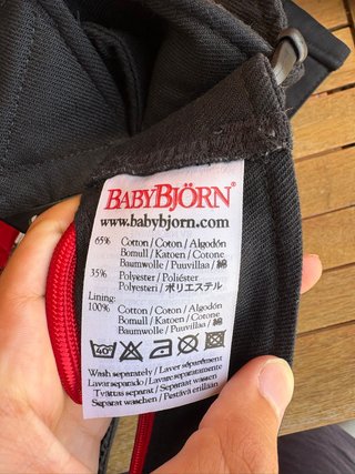 Mochila portabebés BabyBjörn negra y roja