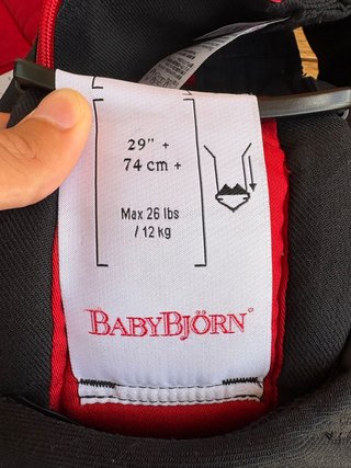 Mochila portabebés BabyBjörn negra y roja