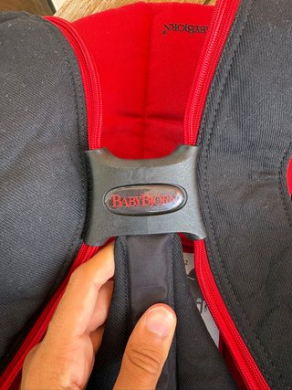 Mochila portabebés BabyBjörn negra y roja
