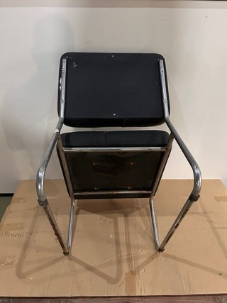 Silla auxiliar cuero negro y metal