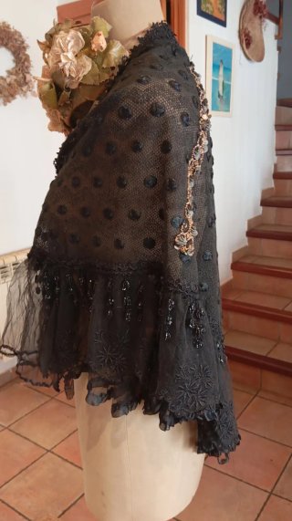 Chal antiguo con azabaches.