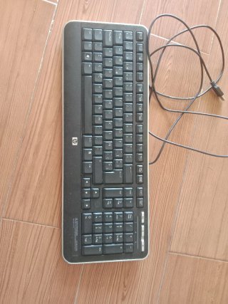 Torre Ordenador HP Negra y Plateada con Teclado .