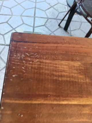 Dos mesitas de noche rústicas de madera