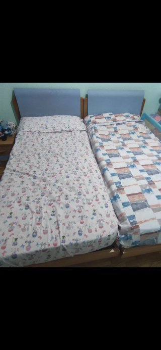Cabecero de cama azul y madera