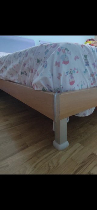 Cabecero de cama azul y madera