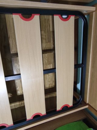 Cabecero de cama azul y madera