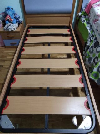 Cabecero de cama azul y madera