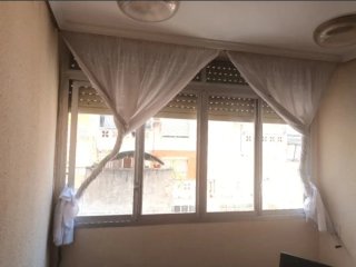 Cerramiento de aluminio gris. ventanas