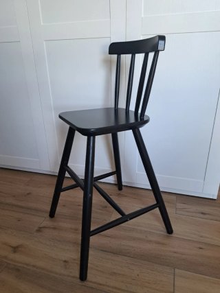 Silla alta de madera negra para niños
