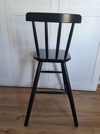 Silla alta de madera negra para niños