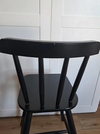 Silla alta de madera negra para niños