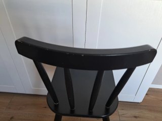 Silla alta de madera negra para niños