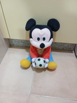 Peluche Mickey Mouse con balón