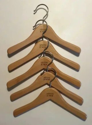 7 PERCHAS ARMANI JUNIOR madera – (lujo bebé)