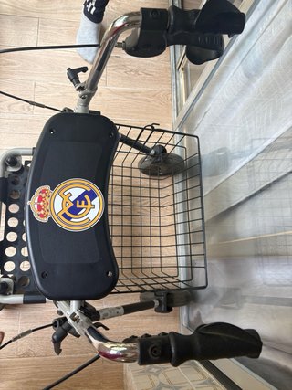 Andador con asiento y cesta