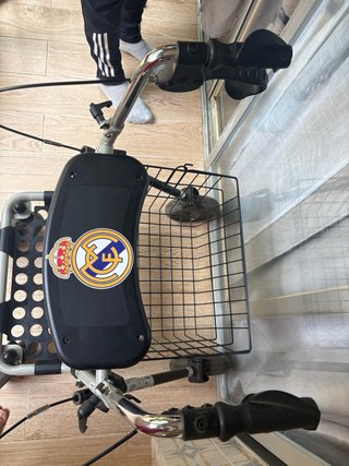 Andador con asiento y cesta
