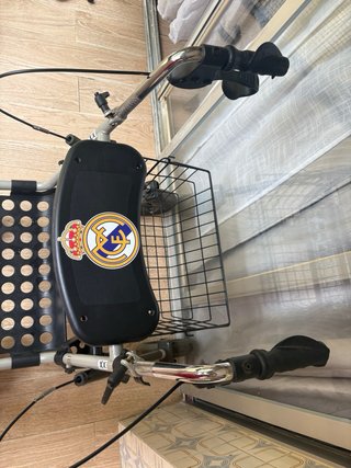 Andador con asiento y cesta