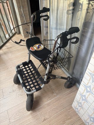 Andador con asiento y cesta