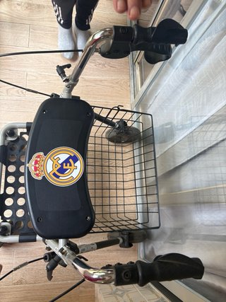 Andador con asiento y cesta
