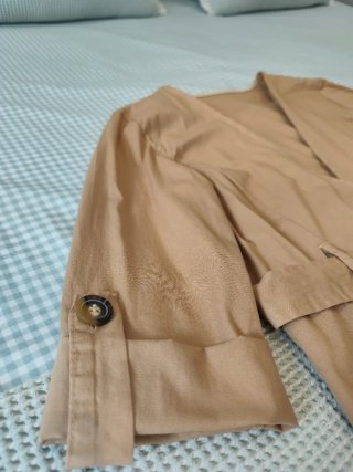 Sobrecamisa beige con cinturón