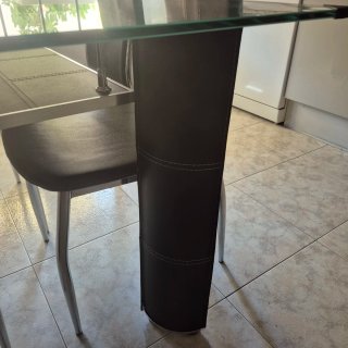 Mesa de cristal con 4 sillas
