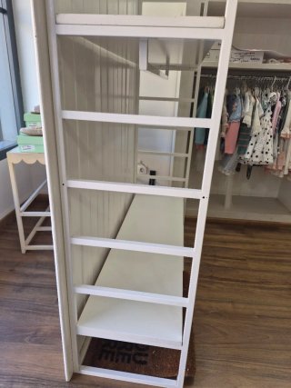 Estanterías metálicas y de madera