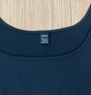 Vestido corto negro de manga larga