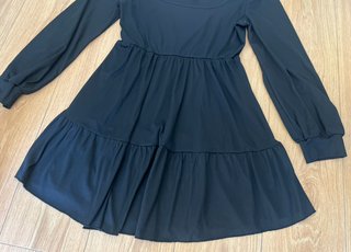Vestido corto negro de manga larga