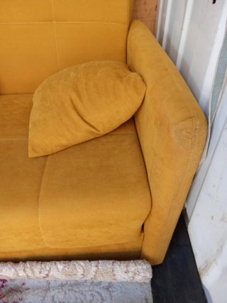 Sofá cama naranja con cojines selo podría llevar y