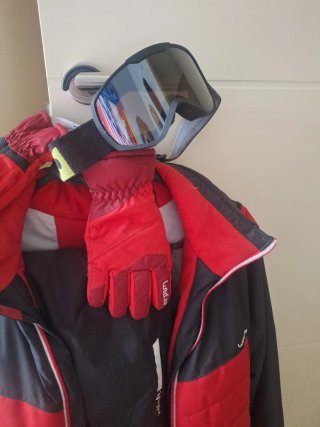 Traje de nieve rojo y negro con gafas