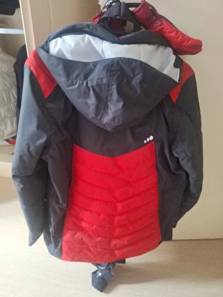 Traje de nieve rojo y negro con gafas