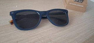 Gafas de sol azul y reloj Alvaro Moreno