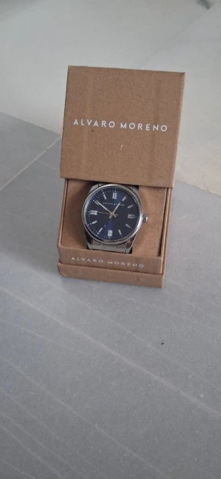 Gafas de sol azul y reloj Alvaro Moreno