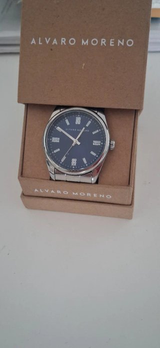 Gafas de sol azul y reloj Alvaro Moreno