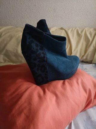 Botines de cuña en ante azul, animal print