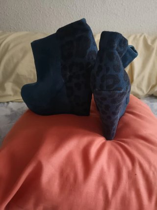 Botines de cuña en ante azul, animal print