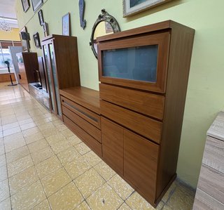 APARADOR DE MADERA CON PUERTAS DE CRISTAL
