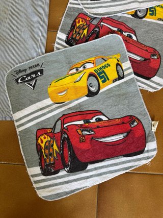 Lote 2 batas, mochila y servilletas Cars + regalo