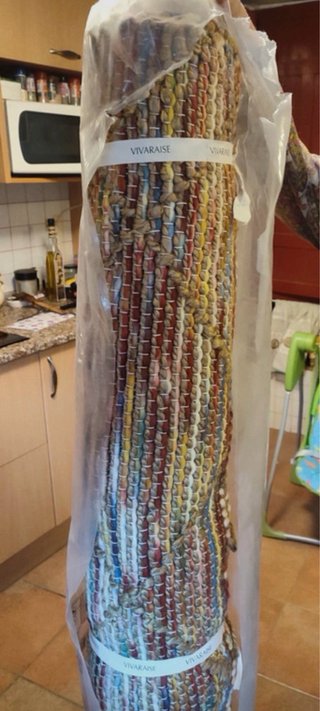 Alfombra tejida multicolor con flecos