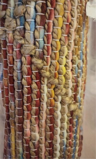Alfombra tejida multicolor con flecos
