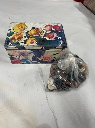 Caja metálica ColaCao con botones