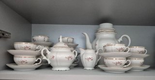 Juego de café de porcelana con detalles dorados